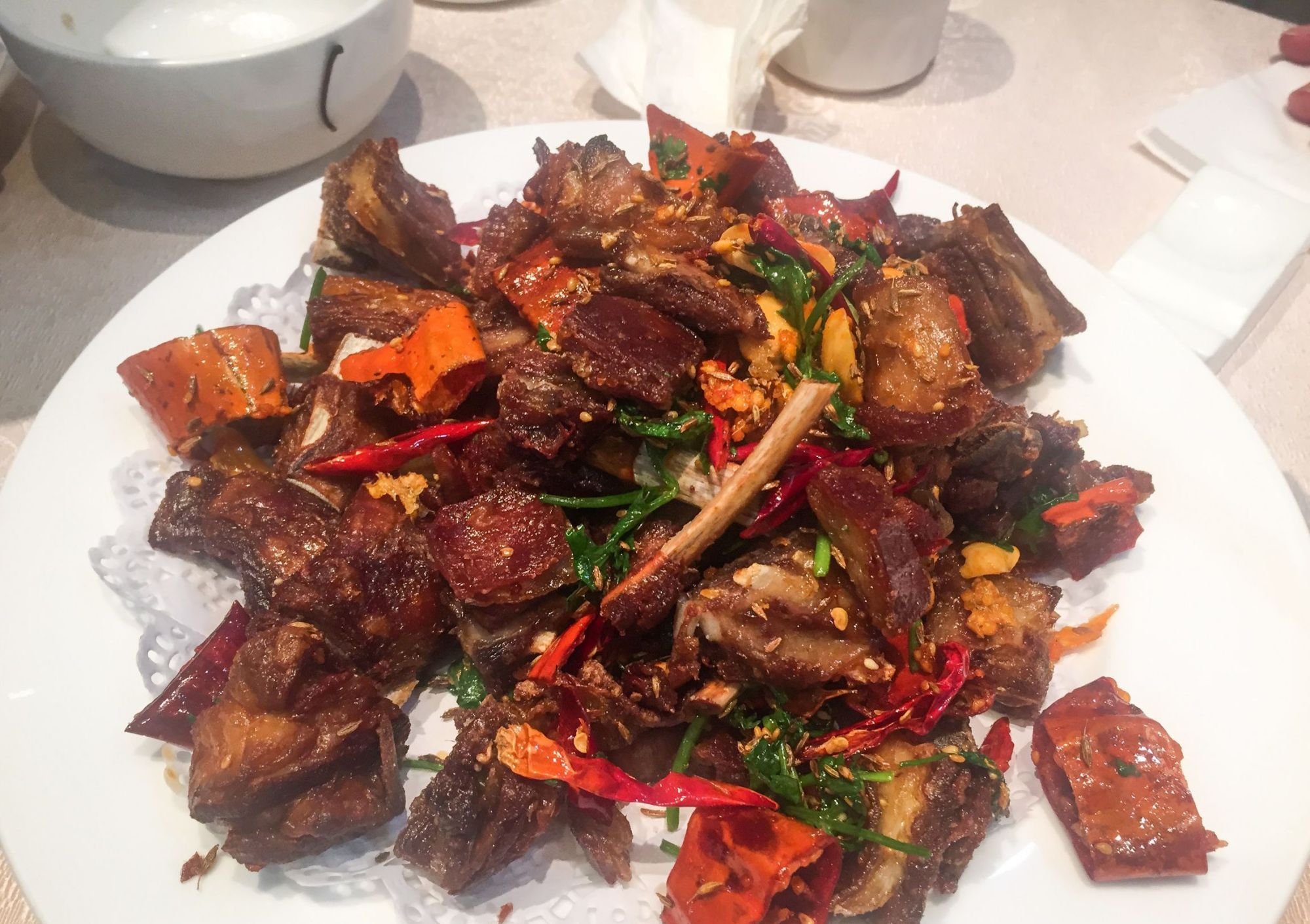 寒冷的天气,来一份辣羊排火热你的心,香辣十足让人垂涎